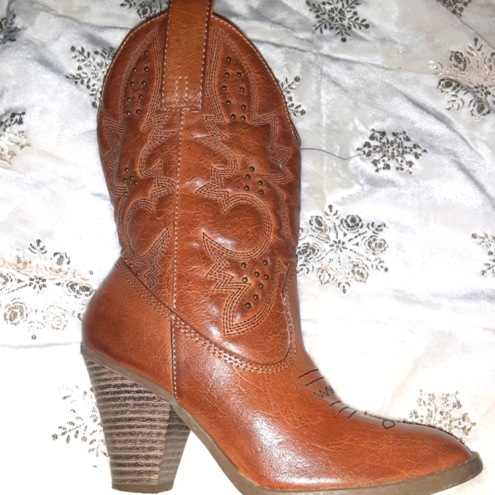 Woman's cowboy boots size 6